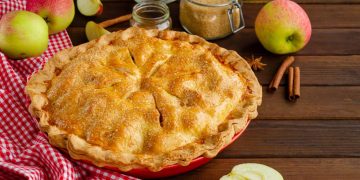 Sobremesa de maçã assada com canela é opção prática para o outono