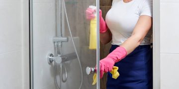 Dicas para manter o vidro do banheiro limpo e livre de manchas e embaçado