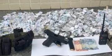 Polícia apreende armas, drogas e equipamentos em operação na Comunidade do Caramujo