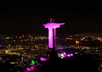 Cristo Redentor ilumina de azul por autismo e promove inclusão na Semana Santa