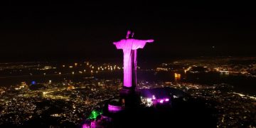 Cristo Redentor ilumina de azul por autismo e promove inclusão na Semana Santa