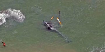 Helicóptero com turistas faz pouso forçado no mar da Barra da Tijuca, no Rio