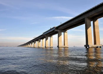 Motoristas enfrentam lentidão na Ponte Rio-Niterói devido a veículo parado na faixa