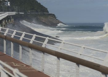 Trecho da Ciclovia Tim Maia é interditado por ondas de até 2 metros no Rio