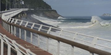 Trecho da Ciclovia Tim Maia é interditado por ondas de até 2 metros no Rio