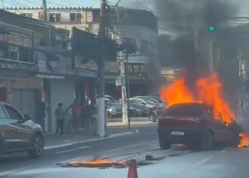 Carro pega fogo e causa transtorno no trânsito na Largo da Batalha, Niterói