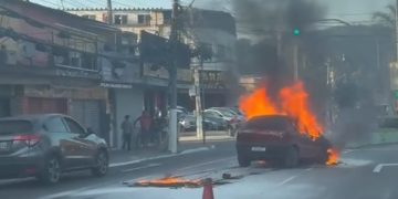 Carro pega fogo e causa transtorno no trânsito na Largo da Batalha, Niterói