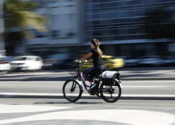 Crescimento das bicicletas elétricas no Rio revela insuficiência de infraestrutura e falhas na regulamentação