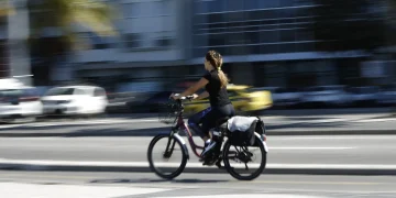 Crescimento das bicicletas elétricas no Rio revela insuficiência de infraestrutura e falhas na regulamentação