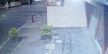 Colisão entre carro e motocicleta em Icaraí deixa duas pessoas feridas