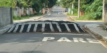 Moradores de São Gonçalo enfrentam bloqueios de asfalto que impedem acesso a serviços essenciais