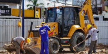 Obras de reforma e modernização da Praça da Trindade estão em andamento