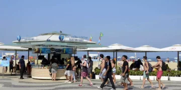 Projeto de lei reconhece vendedores ambulantes de Copacabana como patrimônio imaterial do Rio