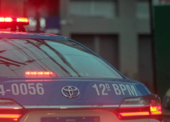 Tiroteio em Maricá resulta na prisão de suspeito armado com drogas e pistola