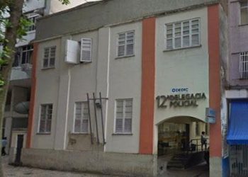 Homem é preso após esfaquear sobrinho autista e manter mãe e irmã em cárcere em Copacabana