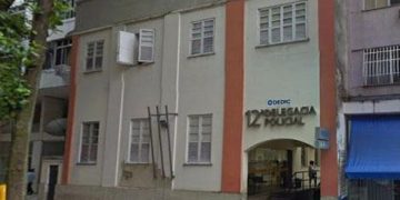 Homem é preso após esfaquear sobrinho autista e manter mãe e irmã em cárcere em Copacabana