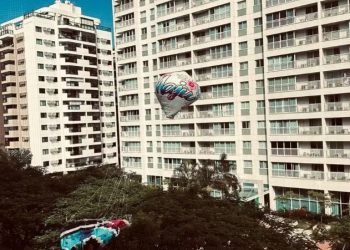 Balão cai em condomínio na Barra Olímpica e moradores tentam recuperar elemento