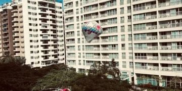 Balão cai em condomínio na Barra Olímpica e moradores tentam recuperar elemento