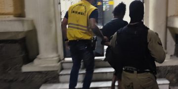 Homem é detido após furto de banca de jornal no centro de Niterói