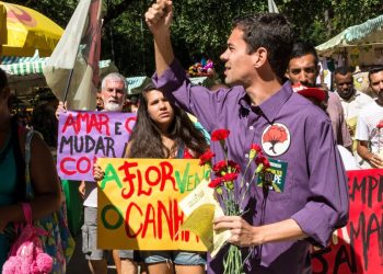 Niterói realiza caminhada simbólica para fortalecer a democracia e relembrar a Revolução dos Cravos