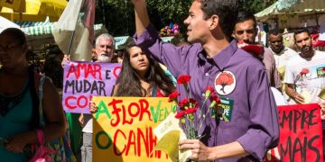 Niterói realiza caminhada simbólica para fortalecer a democracia e relembrar a Revolução dos Cravos