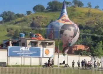 Balão de 20 metros cai na entrada do Hospital Alberto Torres, causando tumulto e danos