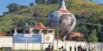 Balão de 20 metros cai na entrada do Hospital Alberto Torres, causando tumulto e danos