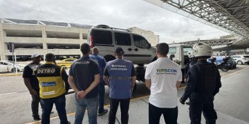 Fiscalização no Galeão autua concessionária e interdita veículos irregulares em operação ofensiva