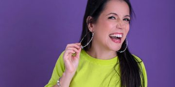 Comediante Marcela Galvão estreia espetáculo de stand-up no Rio, explorando palavras invertidas