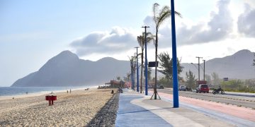 Prefeitura de Maricá promove ações de conscientização e limpeza nas praias do município