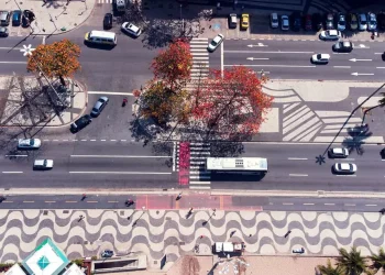 Mudanças sociais elevam proporção de moradores sozinhos e mulheres no Rio de Janeiro