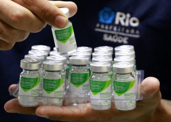 Vacinação contra a influenza no Rio de Janeiro é suspensa temporariamente, com doses reservadas às escolas