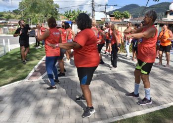 Prefeitura de Maricá promove atividade ao ar livre para idosos, fortalecendo convivência e saúde
