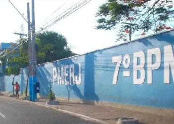 Polícia encontra arma, drogas e mulher ferida após perseguição e troca de tiros em São Gonçalo