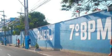 Polícia encontra arma, drogas e mulher ferida após perseguição e troca de tiros em São Gonçalo