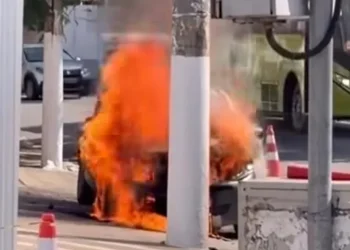 Carro pega fogo em Icaraí e é rapidamente controlado sem feridos