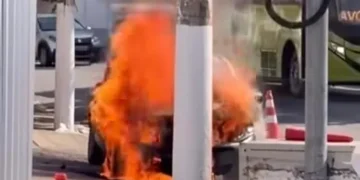 Carro pega fogo em Icaraí e é rapidamente controlado sem feridos