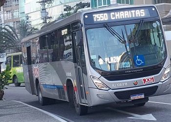 Homem é preso após roubo em ônibus no Centro de Niterói durante assalto.