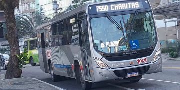Homem é preso após roubo em ônibus no Centro de Niterói durante assalto.