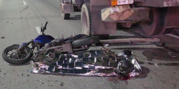 Homem morre após colisão entre motocicleta e caminhão na BR-101, em Niterói