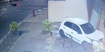 Colisão entre carro e motocicleta em Icaraí deixa duas pessoas feridas, registra vídeo