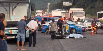 Homem de 37 anos morre em acidente entre motocicleta e ônibus na RJ-106, em São Gonçalo
