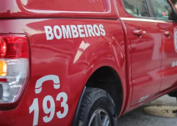 Duas pessoas ficam feridas após queda de motocicleta na Avenida Feliciano Sodré, em Niterói