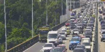 Acidente na BR-101 deixa 15 feridos e causa congestionamento em São Gonçalo