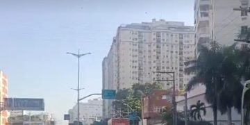 Acidente na Avenida Jansen de Melo provoca congestionamentos na Roberto Silveira e Marquês do Paraná