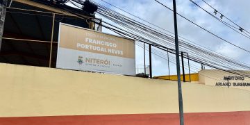 Viatura da Polícia investiga morte de adolescente de 14 anos em escola de Piratininga