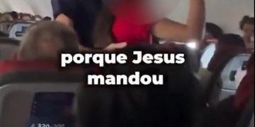 Vídeo de criança pregando em voo viraliza; comissários interviram para conter manifestação