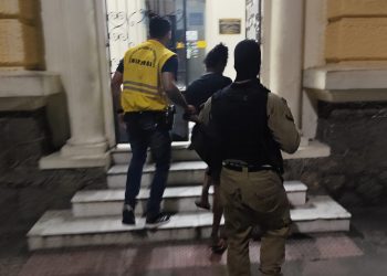 Homem com produtos furtados é preso após arrombar banca na região central de Niterói