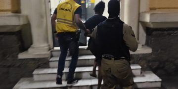 Homem com produtos furtados é preso após arrombar banca na região central de Niterói