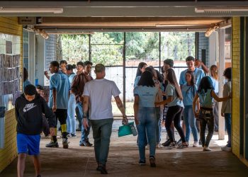 Programa Pé-de-Meia ajuda a reduzir abandono escolar no Rio de Janeiro